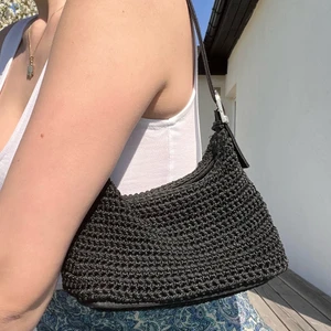 Virkad väska  - Söt liten virkad axelväska, köpt second hand men kommer aldrig till användning. pris kan diskuteras 