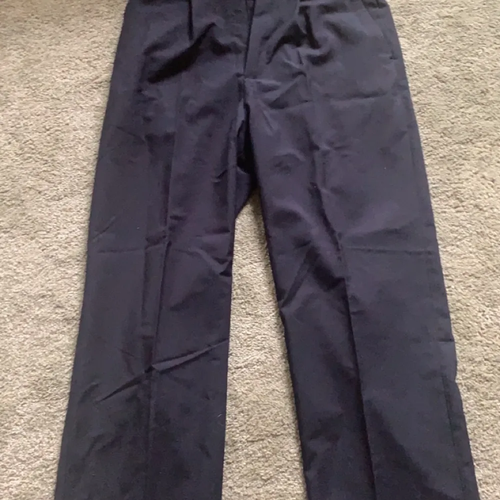 Svarta kostymbyxor med en vid passform i storlek 44 från Weekday. Byxorna är nya!. Jeans & Byxor.