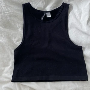 Svart linne - Svart enkelt linne som e perfekt att ha i garderoben!! Skicka privat vid frågor eller intresse!☁️