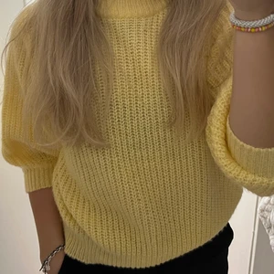 Stickad tröja - Fin stickad tröja från NA-KD. Använd ett fåtal gånger är i mycket fin skick. Storlek XS💗💗