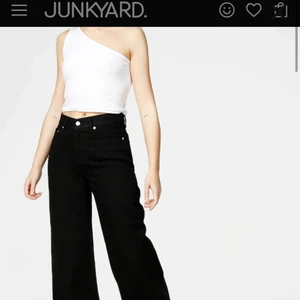 Junkyard jeans - Svarta jeans från junkyard✨ storlek W27, perfekt längd på mig som är 166, fint skick! Frakten är 79kr