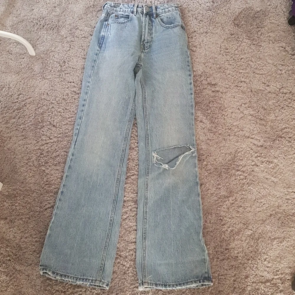 högmidjade flare jeans från zalando märke stradivarius i strl 32, bra skick och endast använda några gånger. Tar endast swish och skriv privat om ni undrar något, är lite korta på mig som är 173💓. Jeans & Byxor.