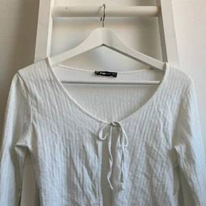 Superfin tröja med knyte fram💕 - En jätte söt tröja med knyte fram, säljer på grund av att den inte kommer till användning. Använd fåtal gånger💕