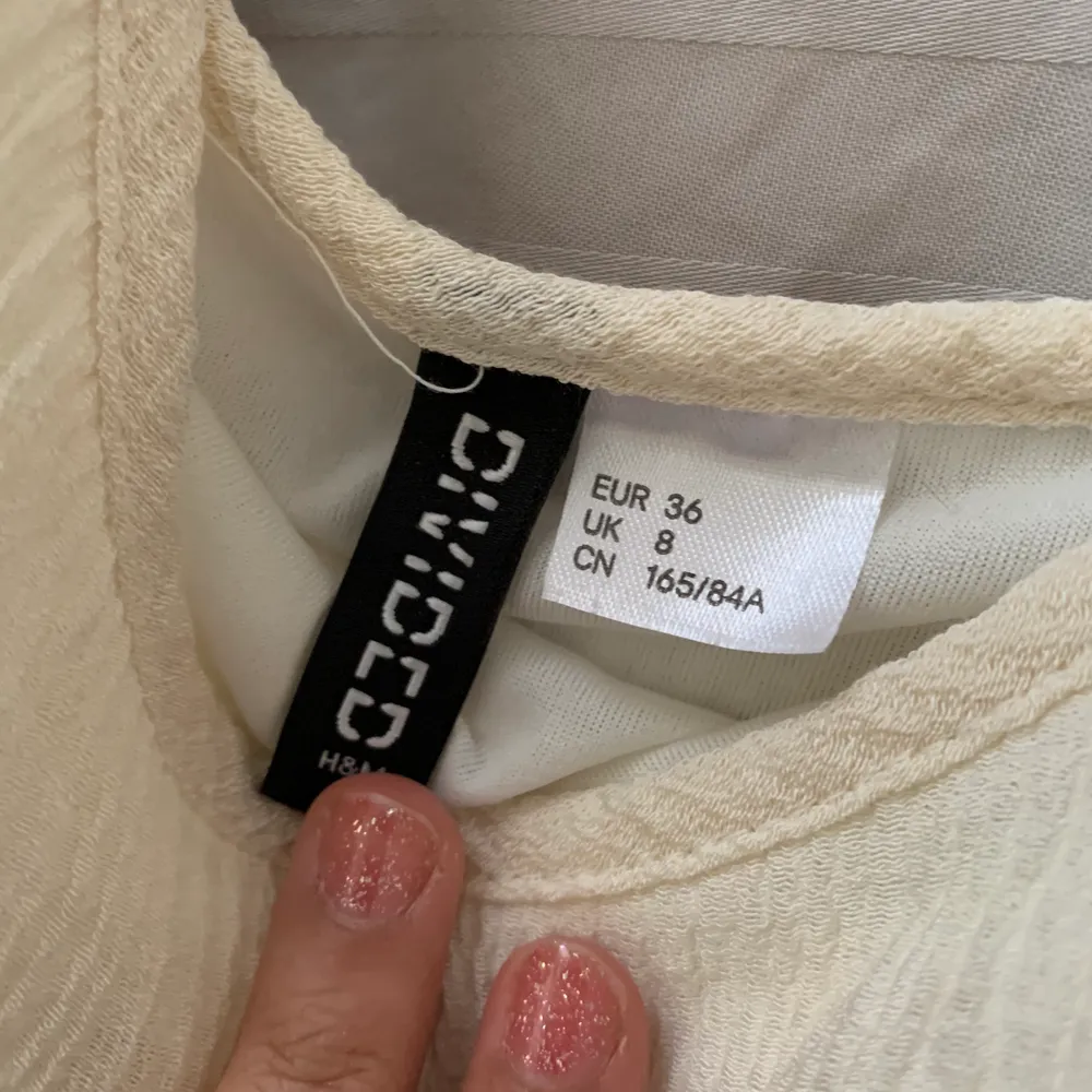 Supersöt sommar klänning från H&M i storlek 36. Köpt för länge sedan men aldrig använd då jag inte fått tillfälle och växt ut ur den nu!. Klänningar.