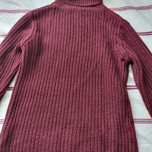 Nakd tröja - En mycket fin vinröd tröja från Nakd som är i storlek xs. Den är i mycket bra skick och har använts flera gånger. Pris kan diskuteras. 💕