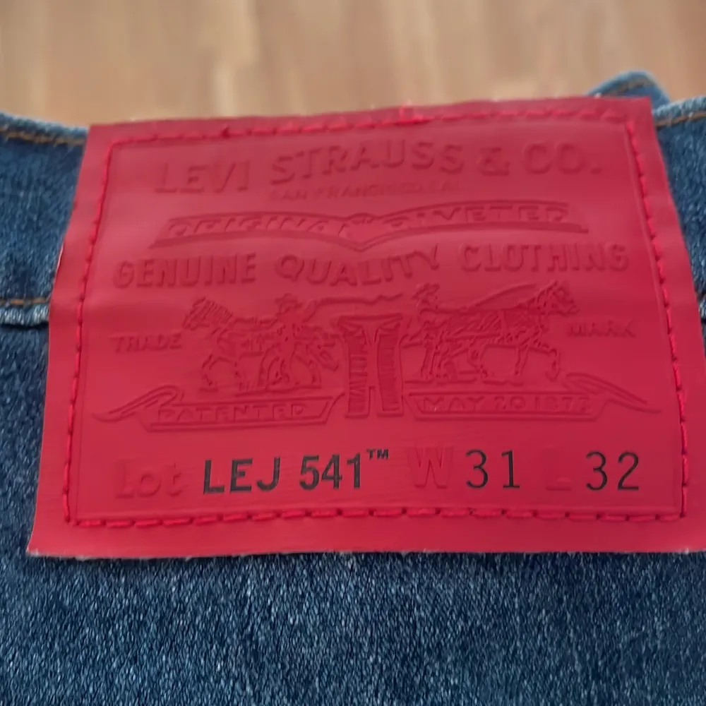Knappt använda Levis-jeans som sitter skönt.. Jeans & Byxor.