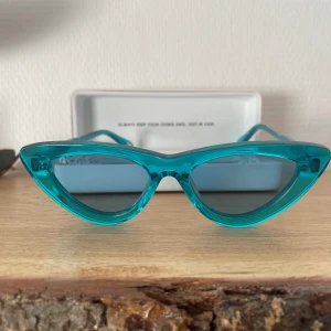 Chimi glasögon - Fina chimiglasögon. Svinsnygga till sommaren med vit skjorta till stranden 💙🤍💙 aldrig använda 