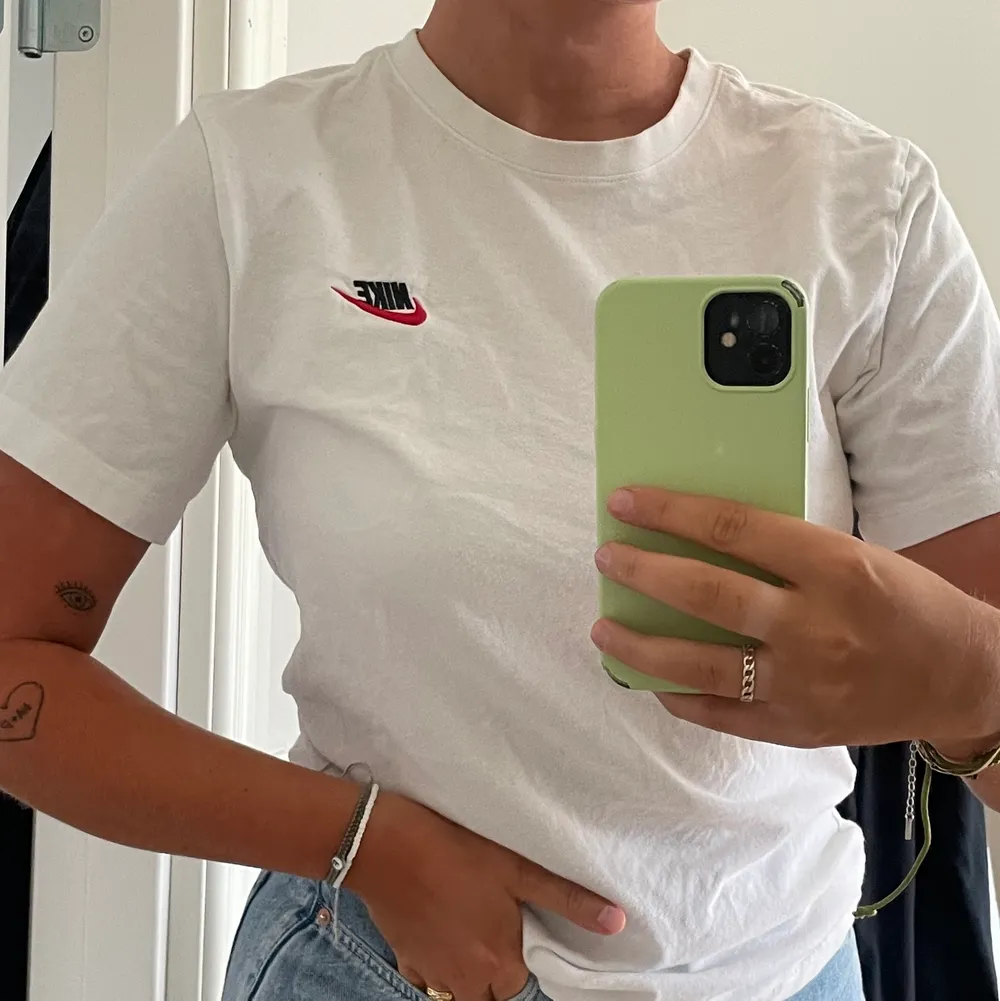 Vit T-shirt från Nike. Den är lite nopprig i tyget, se bild 3❤️. T-shirts.