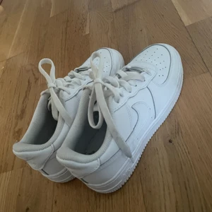 Nike air force - Säljer mina air force 1 då dom inte kommer till användning dom är använda 4-5 gnr ungefär köpta för ungefär 1,2 säljer för 700 dom är äkta och i storlek 38 skriv om ni har frågor eller vill ha fler bilder🥰
