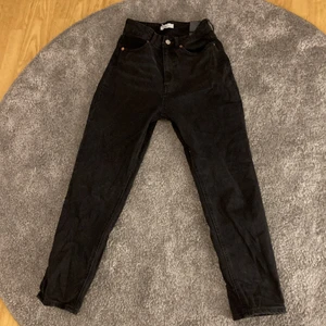 Svarta jeans - Svarta jeans storlek 36 använda 2 gånger