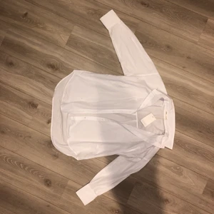 Skjorta - Vit skjorta från Nakd, nyskick aldrig använd därav är lapparna kvar💕 Strl Xl men är snarare som en M💕