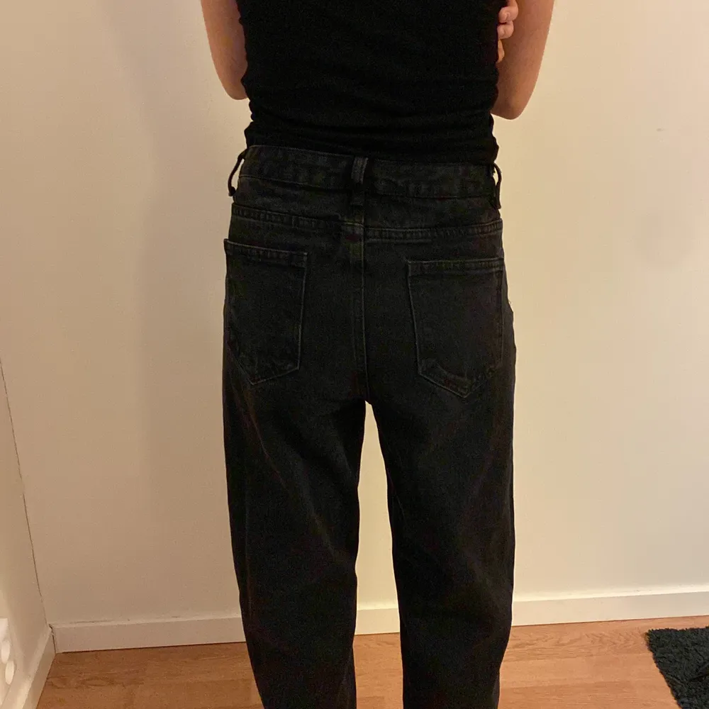 jätte fina Mom jeans som kan sitta högt och lågt, köpte själv för 250 på SHEIN jätte bra material men inte så stretchigt . Jeans & Byxor.