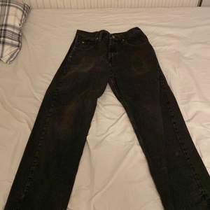 Snygga svarta wrangler jeans i bra skicka förutom ett litet hål i hälen!