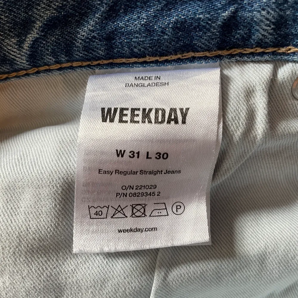 Ett par snygga weekday jeans med rak passform! Använd max 3 gånger så plagget är i bra skick! Priser och annat kan snackas om privat! . Jeans & Byxor.