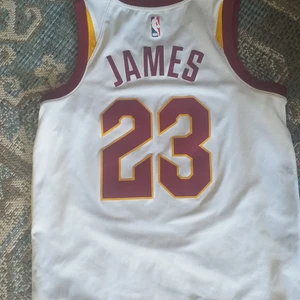 Nike basket linne åkte lebron James  - Har en äkta basket linne som jag vill sälja som tyvärr har blivit för liten de är lebron James tröja 