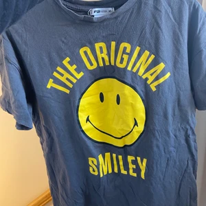 Smiley t-shirt - Så fin t-shirt passar storlek xs/s köp direkt 150 plus frakt 66kr💕