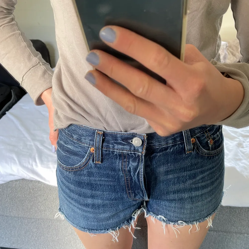 Ett par Levis jeansshorts i W28. Knappt använda så i jättebra skick! Midjemått: 83 cm. Shorts.