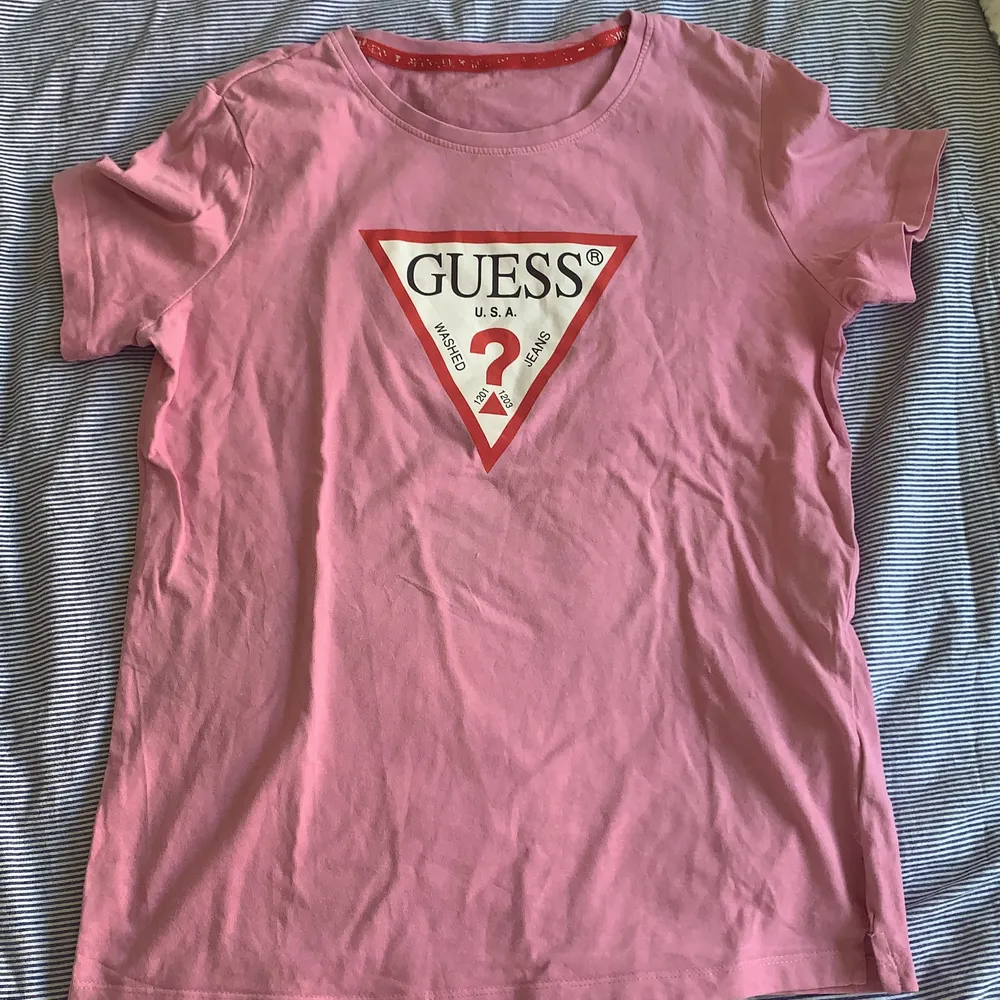 Rosa guess t-shirt använd en del men ganska bra skick!. T-shirts.