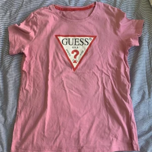 Guess t-shirt - Rosa guess t-shirt använd en del men ganska bra skick!