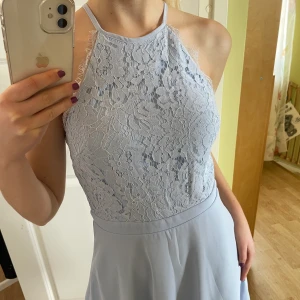 Ljusblå klänning från Nelly - En superfin klänning från Nelly som endast är använd en gång! Den är kort och har dragkedja i bak. Sjukt härlig till sommaren eller vid lite mer uppklädda tillfällen! Köparen står för eventuell frakt.