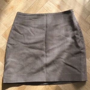 Minikjol från & other stories - Såååå snygg rutig ullkjol från stories - storlek 34. Jättefint skick. Säljer pga för liten för mig 😩