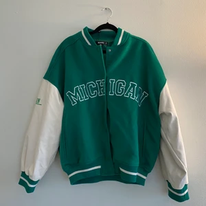 Varsityjacka - Jag säljer min oanvända varsityjacket från Missguided i strl 38 men kan även passa en som vanligtvis bär strl 36 😝 Jacka har aldrig använts och därför ser ni att etiketten  fortfarande är kvar. 