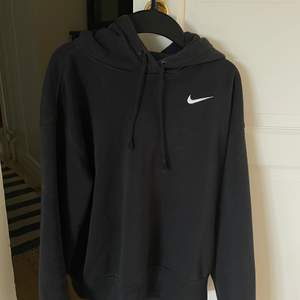 En svart vanlig Nike hoodie, använt några få gånger så den är som ny🫶