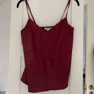 Linne  - Superfint blankt linne i vinröd/lila färg! Från Nelly och använt väldigt sparsamt! Det är i storlek XS men passar absolut S också💙