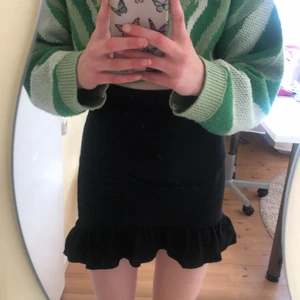 Svart kjol - En jättefin svart kjol från Gina med en scrunch. Har använt ca 5 gånger då den blev lite liten nästan direkt. Säljer då den är lite tajt
