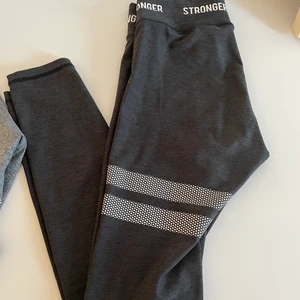Svarta träningstights - Svarta träningstights från stronger i nyskick🤩 sitter jättefint på och köparen står för frakten🥰