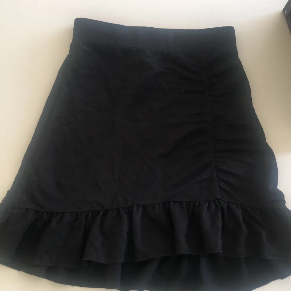 En jättefin svart kjol från Gina med en scrunch. Har använt ca 5 gånger då den blev lite liten nästan direkt. Säljer då den är lite tajt. Kjolar.