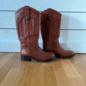 ASH cowboyboots  - Jättefina skinn underknee cowboyboots i väldigt bra skick! Men ena metall spännet är borta på innersidan på den högra skon(men det märks knappt!)💕 skriv gärna om ni har några frågor!❤️