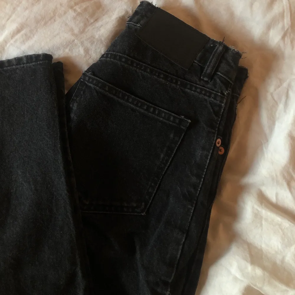 Svarta jeans från Zara. Storlek 32 och knappt använda!!. Jeans & Byxor.