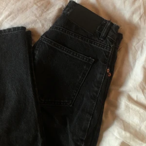 Svarta Jeans från Zara - Svarta jeans från Zara. Storlek 32 och knappt använda!!