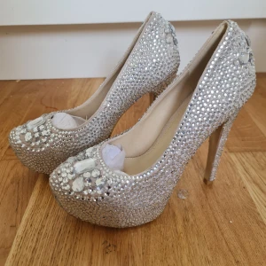 Högklackade "unika" handgjorda - Handgjorda/designade av redo your shoe. 