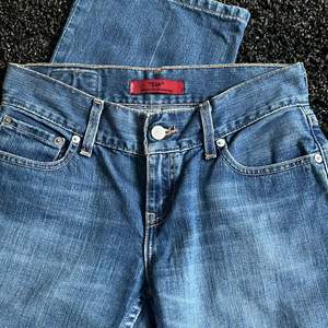 Säljer dessa lågmidjade Levi’s jeans då de är alldeles för små. Storlek fattas men skulle säga liten strl 34. Straight leg i fint skick. 💕 skriv vid fler bilder