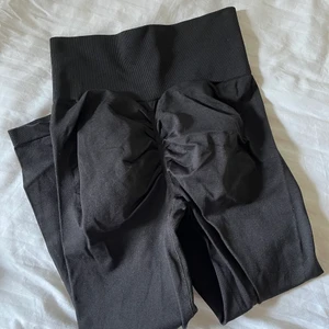 Helt nya svarta träningstights strl S/M - Helt nya, aldrig använda svarta träningstights med scrunch i rumpan. Strl M men passar även strl S! Frakt 52kr🥰