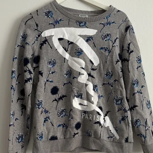 Supercool Kenzo-college! - Använd 2-3 gånger så i nyskick!💖 Samma modell som de vanliga med tigern men med ett mer unikt tryck! Nypris ca 3000 kr! 