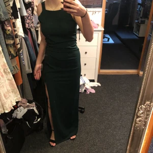 Klänning - Super fin balklänning för avslutningar, säljer då jag hittade en annan, aldrig använt så är helt ny, har lappen kvar! I st S och i färgen mörk grön. Köpte den för nypris på bubbleroom💗