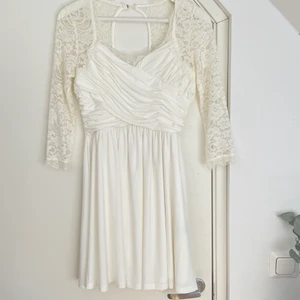 Vit klänning - Perfekt konfirmation eller student klänning. Använd 1 gång💙💙 