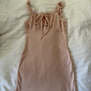 Helt ny beige stickad klänning strl S - Helt ny, aldrig använd stickad beige tajt miniklänning i storlek S. Jätteskön klänning med gullig detalj på axelbanden och rosett. Allt som inte säljs innan 23 juni skickas iväg! Frakt 52kr🥰