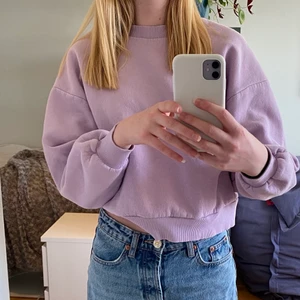 Lila sweatshirt - Superfin lila sweatshirt från Gina Tricot som jag säljer eftersom den ör lite kort i armarna på mig.