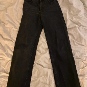 Zara jeans - Vida svarta jeans från Zara. Stl. 38. Mycket fint skick.