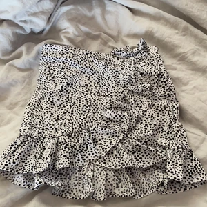 Svart vit kjol - Säljer denna kjol för ändas 50 kr pga att den inte passar mig. Använt en gång när jag testade den. Storlek 150 / 11-12 år. 50 kr+ frakt.
