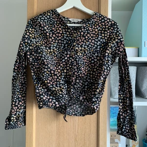 Blus - En söt cropt blus med små blommor på, som även går att knyta längst ner. 170 i barn storlek, = ungefär medium. Köpare står för frakt. Ställ gärna frågor eller om ni är intresserade av att köpa! 