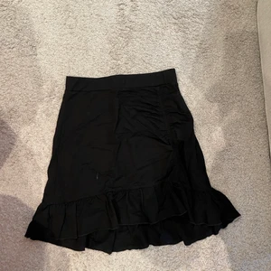 ❗️Svart omlott kjol från Gina Tricot❗️ - 💕Säljer denna kjolen då jag inte använder den längre. Kjolen är i storlek M💕