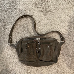 ❗️Grå nunoo väska❗️ - 💕Säljer denna gråa nunoo väskan då jag inte använder den längre. Den är i bra skick och inga fläckar.💕 