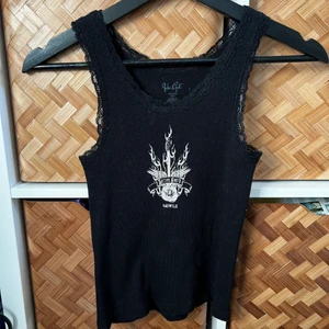 linnea - Svart linne från Brandy Melville! Är i one size men skulle söga att det är en XS. Kommer inte skicka bild på hur det ser ut på, och frakt tillkommer på 12kr (skickar som brev)💖