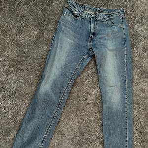 Blåa Levis jeans med rak passform, super sköna och snygga nu inför sommar och vår!