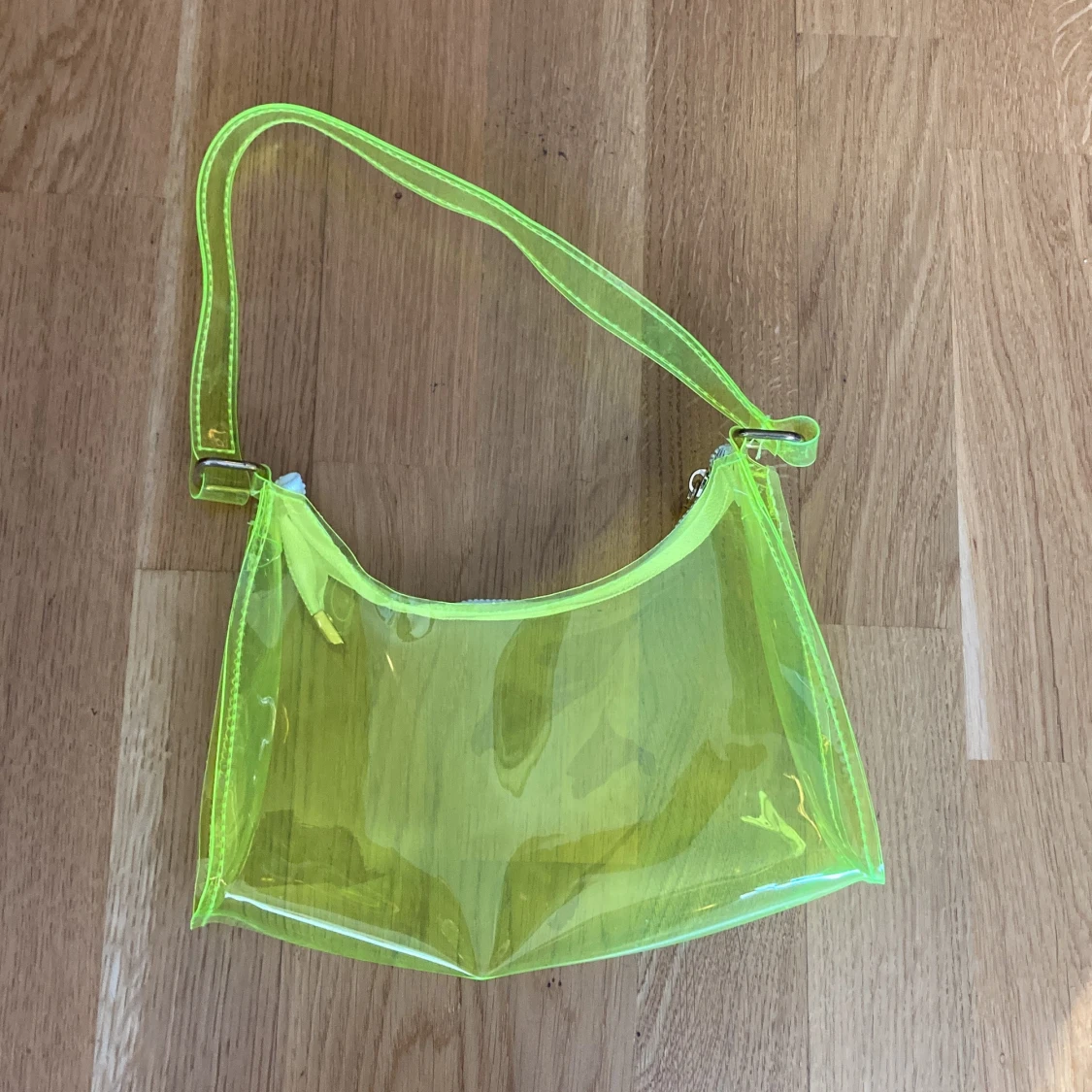 Neon axelrems väska